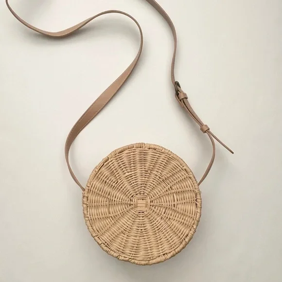 Universal Tread Straw Circle Tote Handbag - Picture 3 of 8